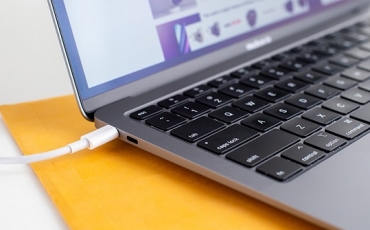 Có nên cắm sạc macbook liên tục khi sử dụng không?